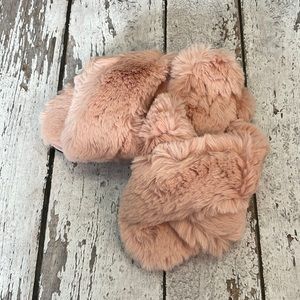 Faux fur cross-band slippers